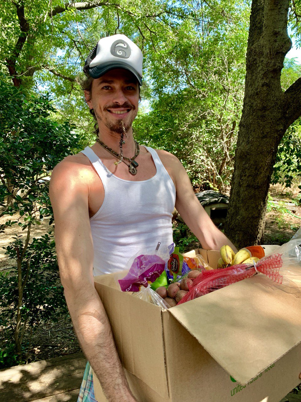 Quinn gives away boxes of free food