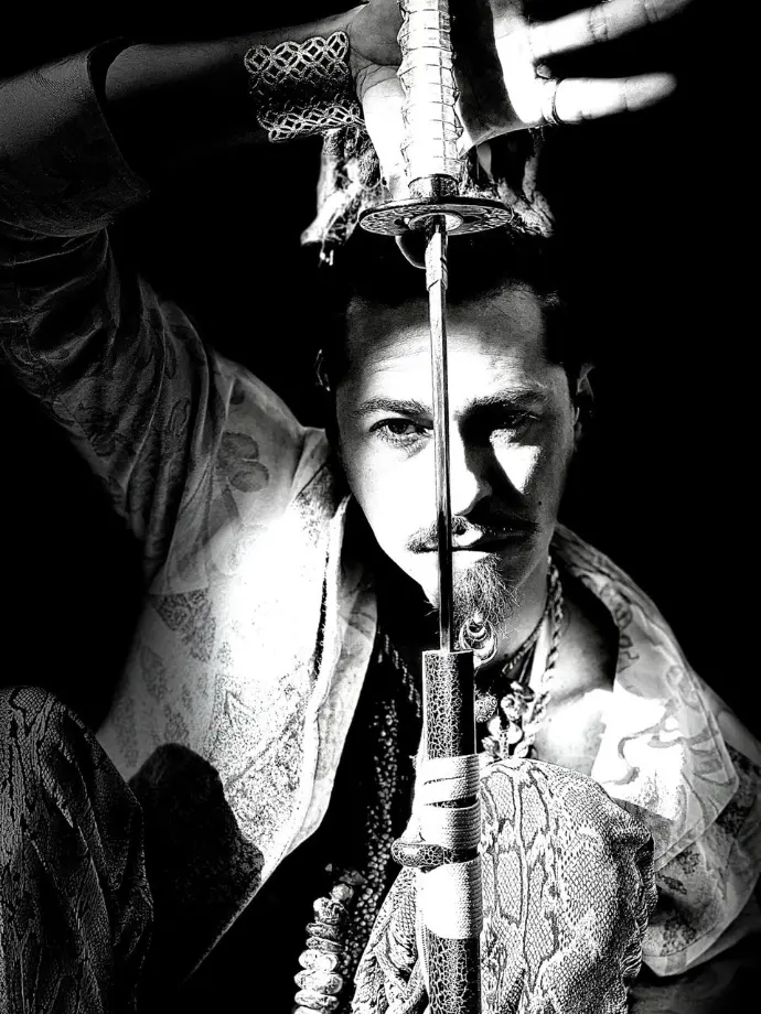 Quinn Eaker black & white katana